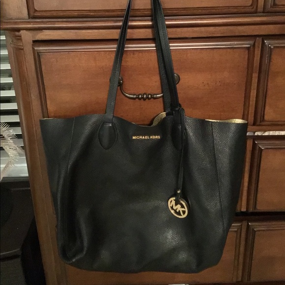 Black MICHAEL KORS BAG 💕💕 - Picture 1 of 3